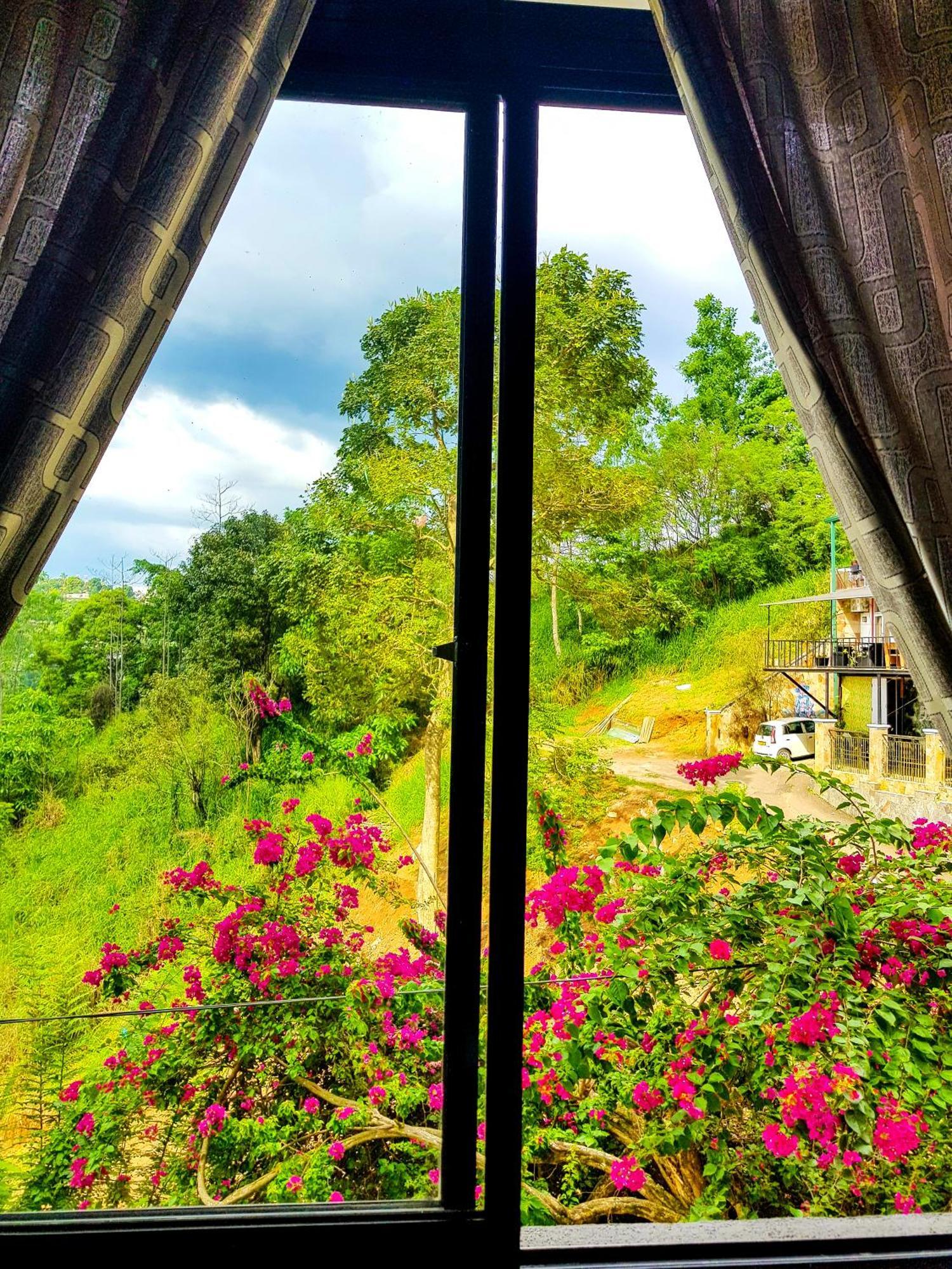 Lush Breeze Hotel Kandy Exterior photo